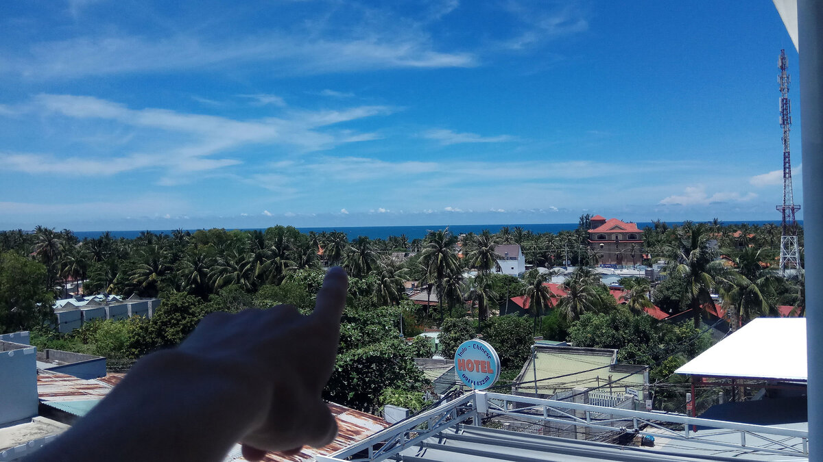 Яркий солнечный день в Муйне, вид с балкона на деревню. В 10 минутах пешком - Южно-Китайское море