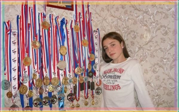 Юная Алия Мустафина и ее медали.