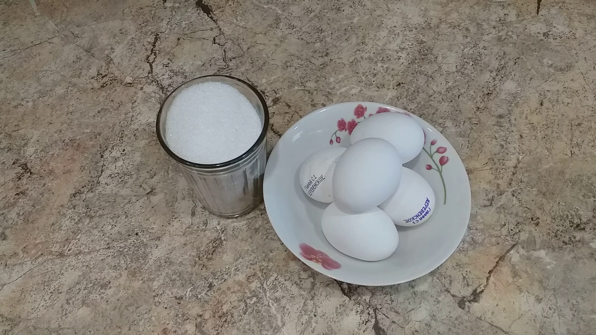 Яйца нужно достать с холодильника - чтобы они были холодные