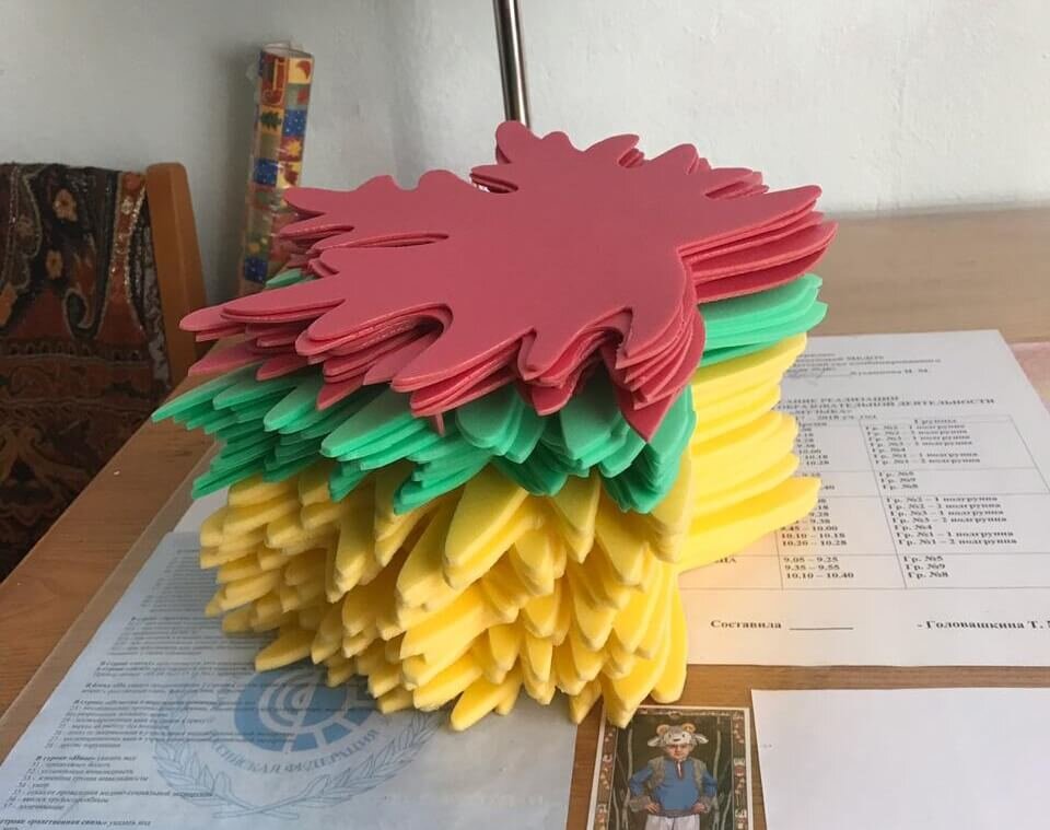 Разноцветные кленовые листочки для утренников из изолона