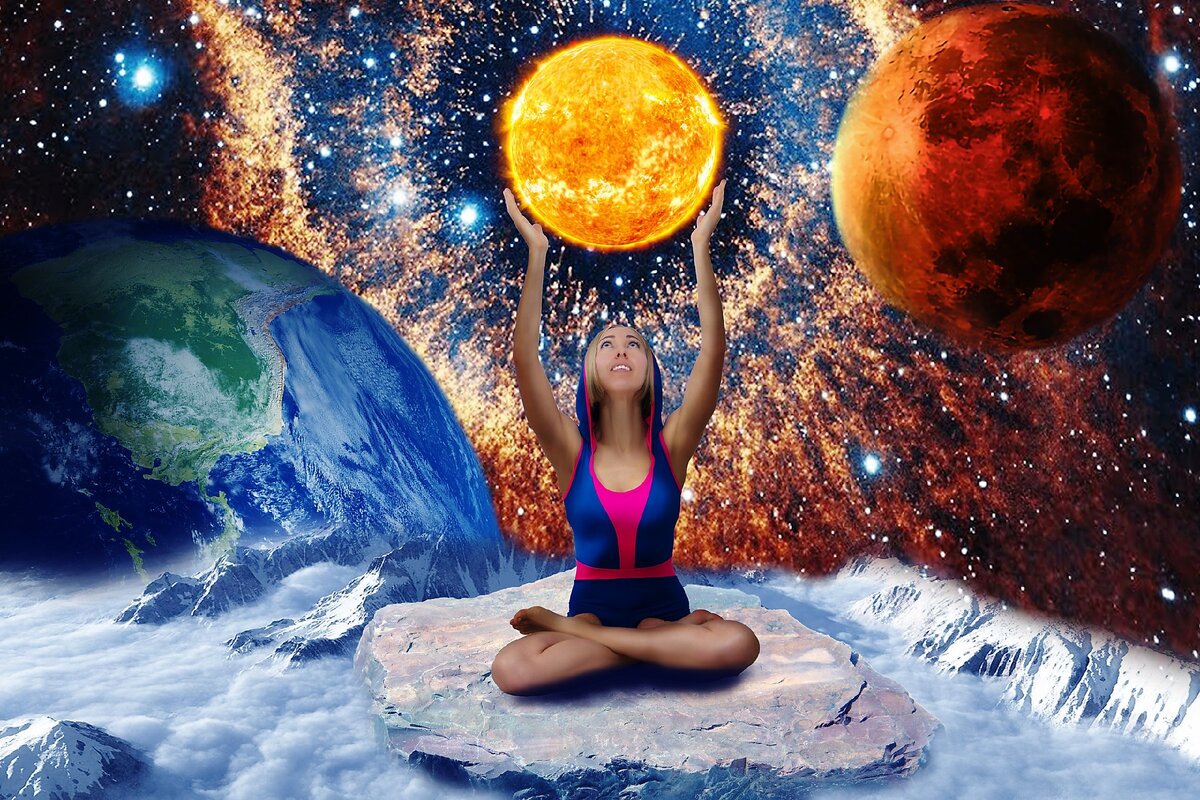 День зимнего солнцестояния практически во всех древних религиях связан с праздником возрождения Солнца или Божества связанного с ним. Не был исключением и Древний Рим. Во времена Юлия Цезаря праздновали возрождение божества именуемого как Sol Invictus ("Непобедимое Солнце"). В календаре, утвержденном Юлием Цезарем 1 января 45 года до нашей эры, зимнее солнцестояние и праздник Рождения Солнца приходились на 25 декабря. Ранние христиане, гонимые Римскими властями, стали праздновать Рождество Христово именно в этот день, поскольку, празднуя вместе со всеми, они рисковали быть разоблаченными в наименьшей степени. К сожалению, во времена Юлия Цезаря люди еще не умели измерять время достаточно точно, чтобы обнаружить, что юлианский год на 11 минут и 15 секунд длиннее реального. Благодаря этому, начиная со второго столетия нашей эры, Рождество Христово перестало совпадать с днем зимнего солнцестояния. Юлианский календарь каждые 128 лет отстает от принятого сейчас Григорианского календаря на одни сутки.
В наше время разница между Юлианским и Григорианским календарями составляет почти 14 дней, так что теперь православные (Кроме греков и болгар) празднуют Рождество 7 января по современному Григорианскому календарю.
Итак, как мы теперь узнали, празднование Рождества Христова изначально приходилось на день зимнего солнцестояния.

Самый древний из сохранившихся до наших времен праздников, связанных с зимним солнцестоянием - это иранский (персидский) "Шабе-Ялда". История этого праздника насчитывает более четырех тысячелетий, а схожесть этого ночного празднества с современным Рождеством говорит нам о том, что многие Рождественские традиции, наиболее вероятно, были унаследовано именно от него.