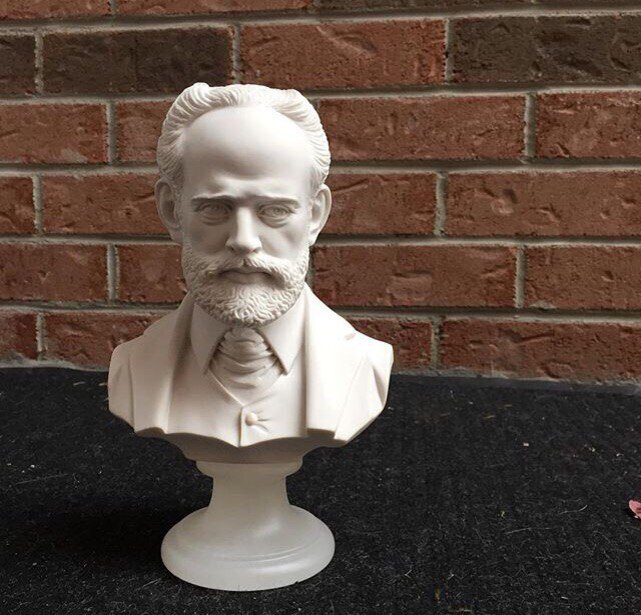  

Небольшой загородный коттедж в 40 километрах от канадского города Перт. Рядом – прозрачное озеро, беседка, стопка книг, музыкальный проигрыватель и бюст Чайковского. Неужели в этом отдаленном уголке почитают русского классика и слушают его композиции? Канадская студентка, 21-летняя Алекса Дейлонг, уже много лет увлечена русской культурой, а ее любимым композитором является  Петр Ильич Чайковский, любовь к которому девушке привил ее отец – популярный исполнитель и аранжировщик. 

