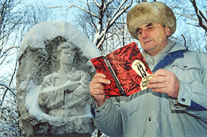 Подполковник Эдуард Александрович Хлысталов у могилы Сергея Есенина