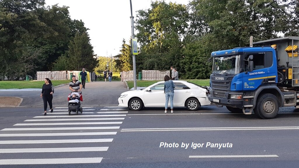 ДТП на пешеходном переходе, когда уступающая пешеходам дорогу машина получает удар сзади от попутной машины