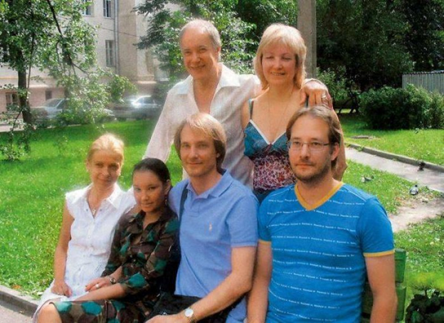 Фото с Яндекс. Картинки  /  Владимир Конкин  с сыновьями, дочерью и невесткой