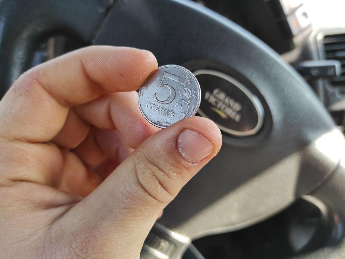 Простой способ, как очистить узкие места в салоне автомобиля с помощью 5-ти рублёвой монеты