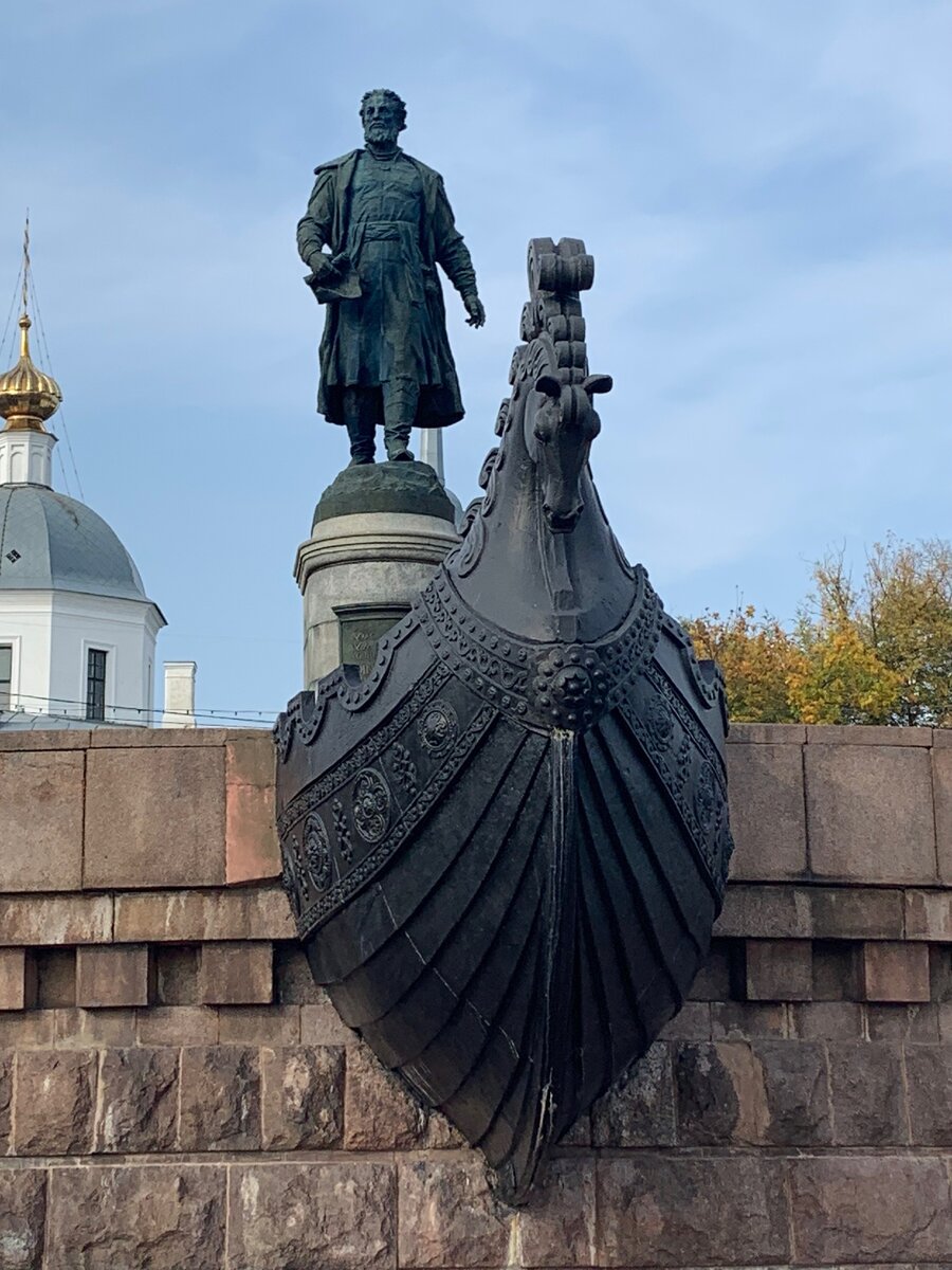 Тверь памятник афанасию. Памятник Афанасию Никитину в Твери. Памятник купцу Афанасию Никитину.