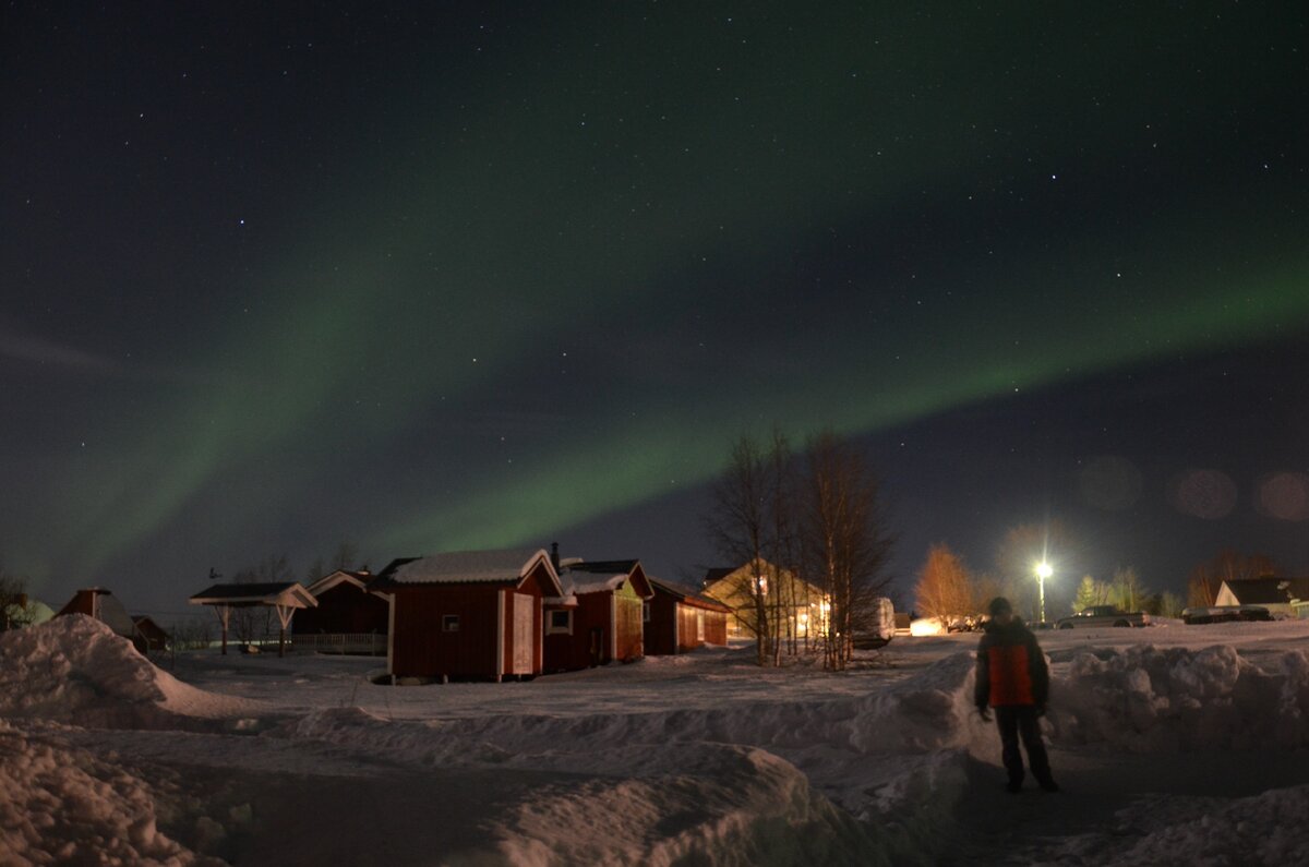 Наблюдаем полярное сияние прямо около домика кемпинга