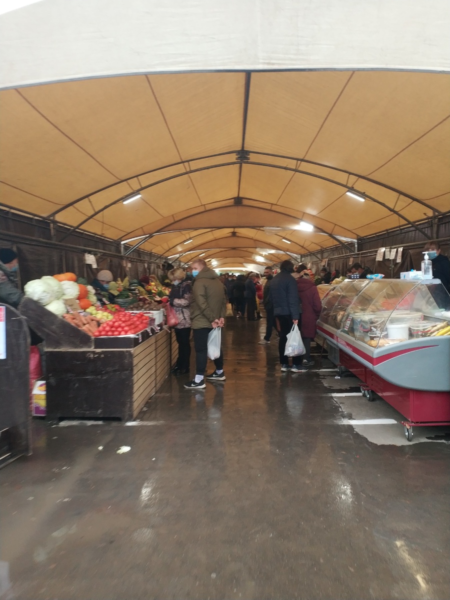 В 11-12 часов людей в разы больше