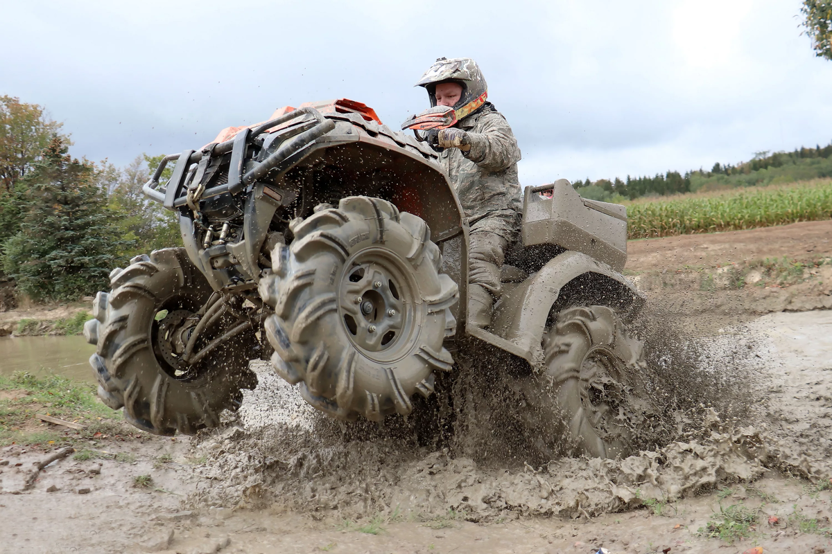 Квадроцикл Mud off Road. БРП квадроциклпо Гризи. Квадроцикл Поларис грязевой. Квадроцикл в грязи.