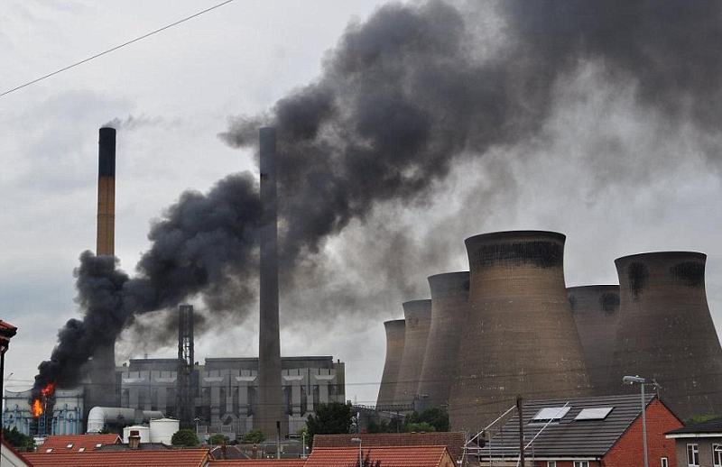 У угольных электростанций, по мимо огромного выброса СО2 есть и другой минус - уголь содержит множество тяжёлых металлов и даже радиоактивных изотопов, которые при сжигании попадают в воздух
