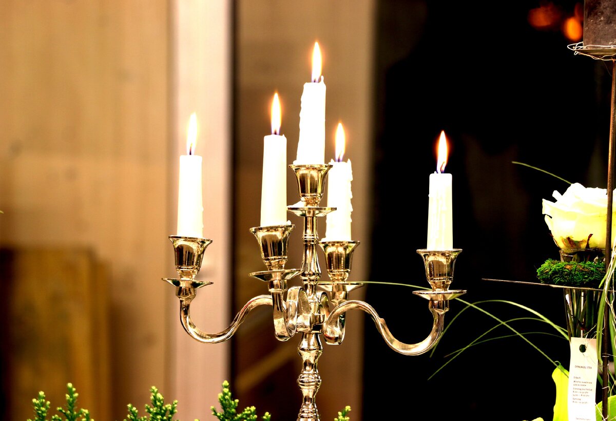 Старинный канделябр со свечами