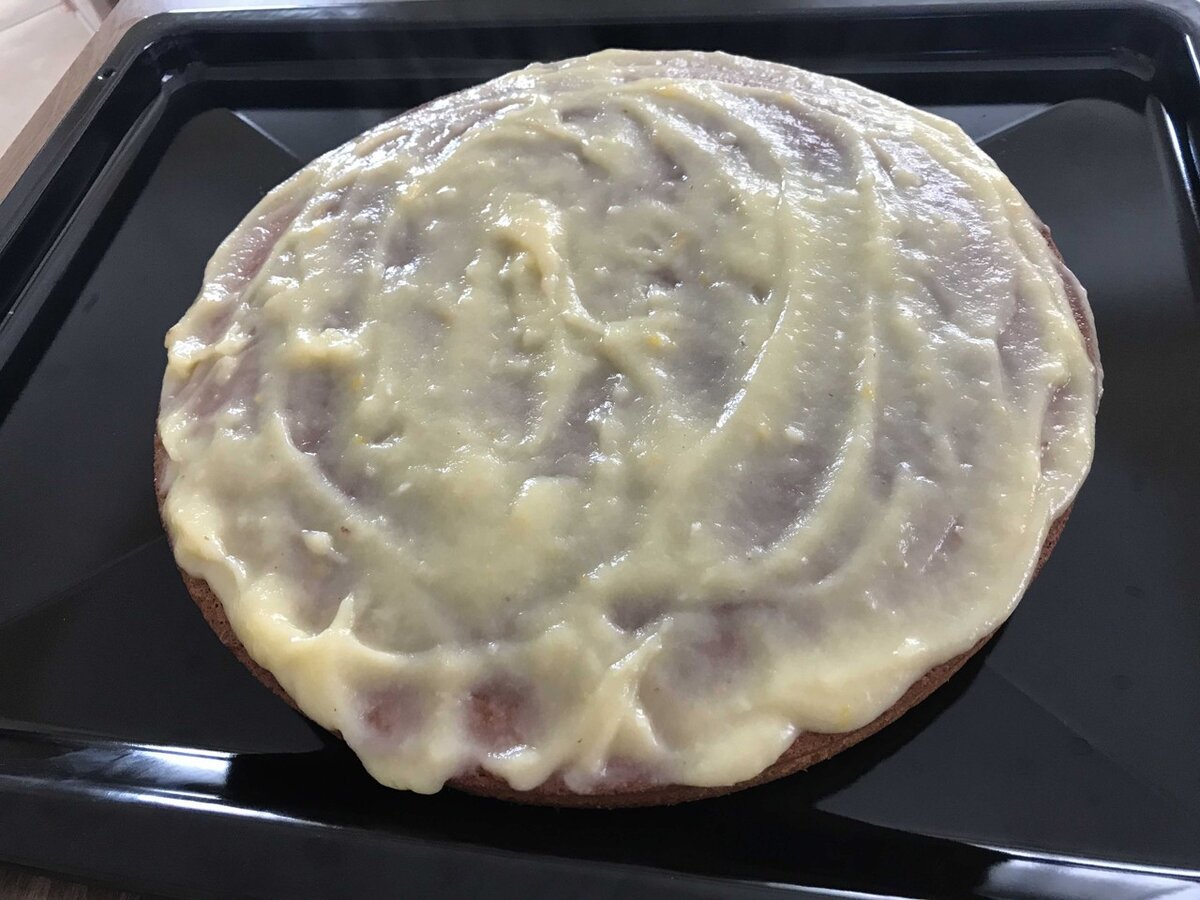 А если это торт, то просто обмазываете верх и при желании делаете прослойку из любого крема.