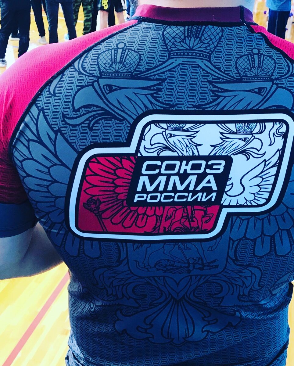 В фирменной майке федерации ММА