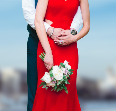 Если женщина выходит замуж повторно, то подходящим нарядом невесты считается платье красного цвета. В наше время все чаще можно увидеть невесту именно в красном платье,