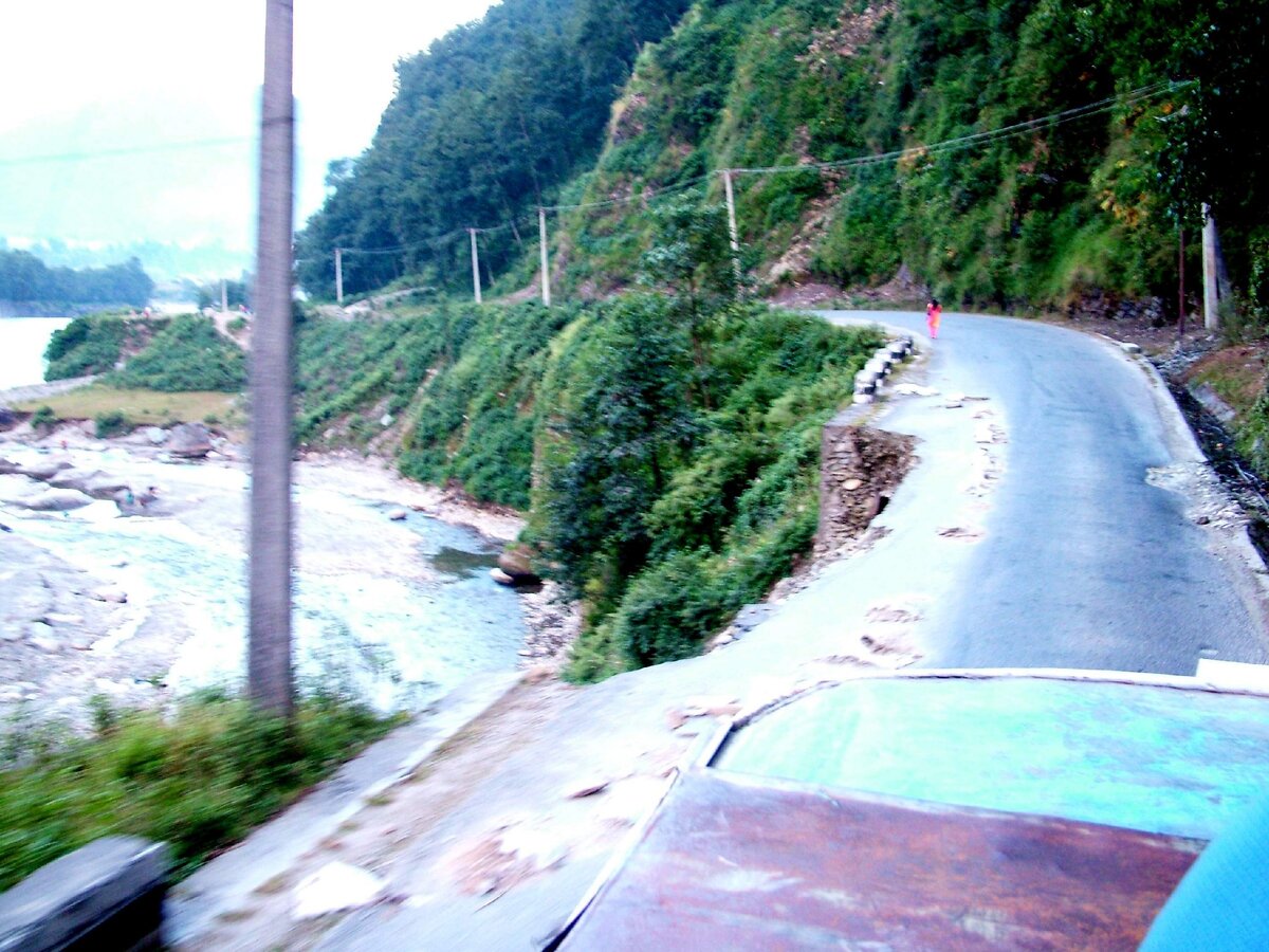 Ещё и дорога обрушилась