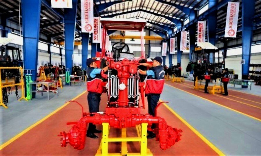 Сборочный конвейер тракторов МТЗ Беларус в городе Гиссар (Таджикистан)