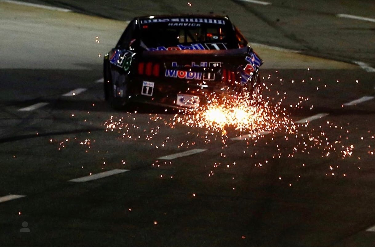 Гоночный автомобиль Кевина Харвика после разворота на перед финишной чертой
