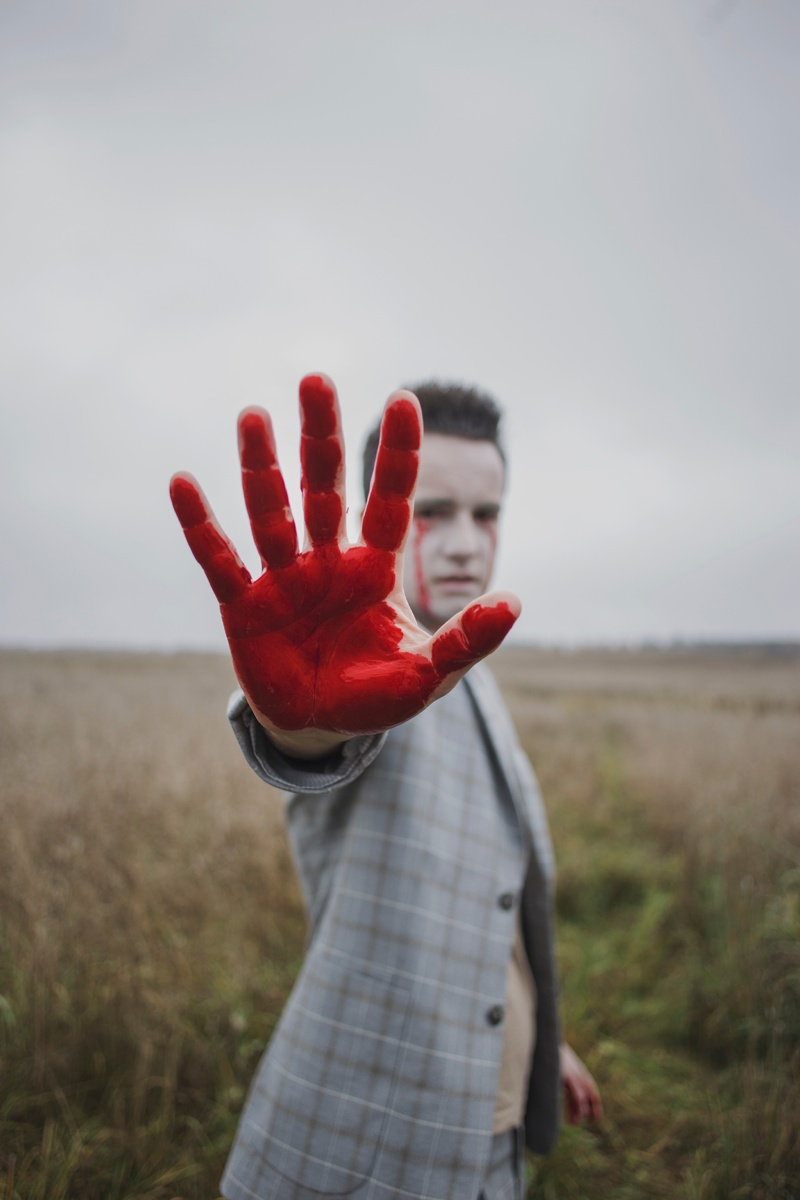 Какой вампир будет без кровавых следов?