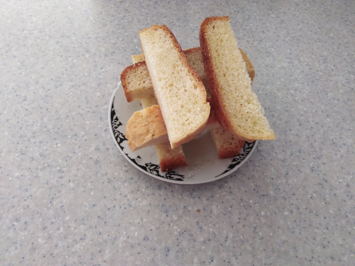 Подача хлеба на стол