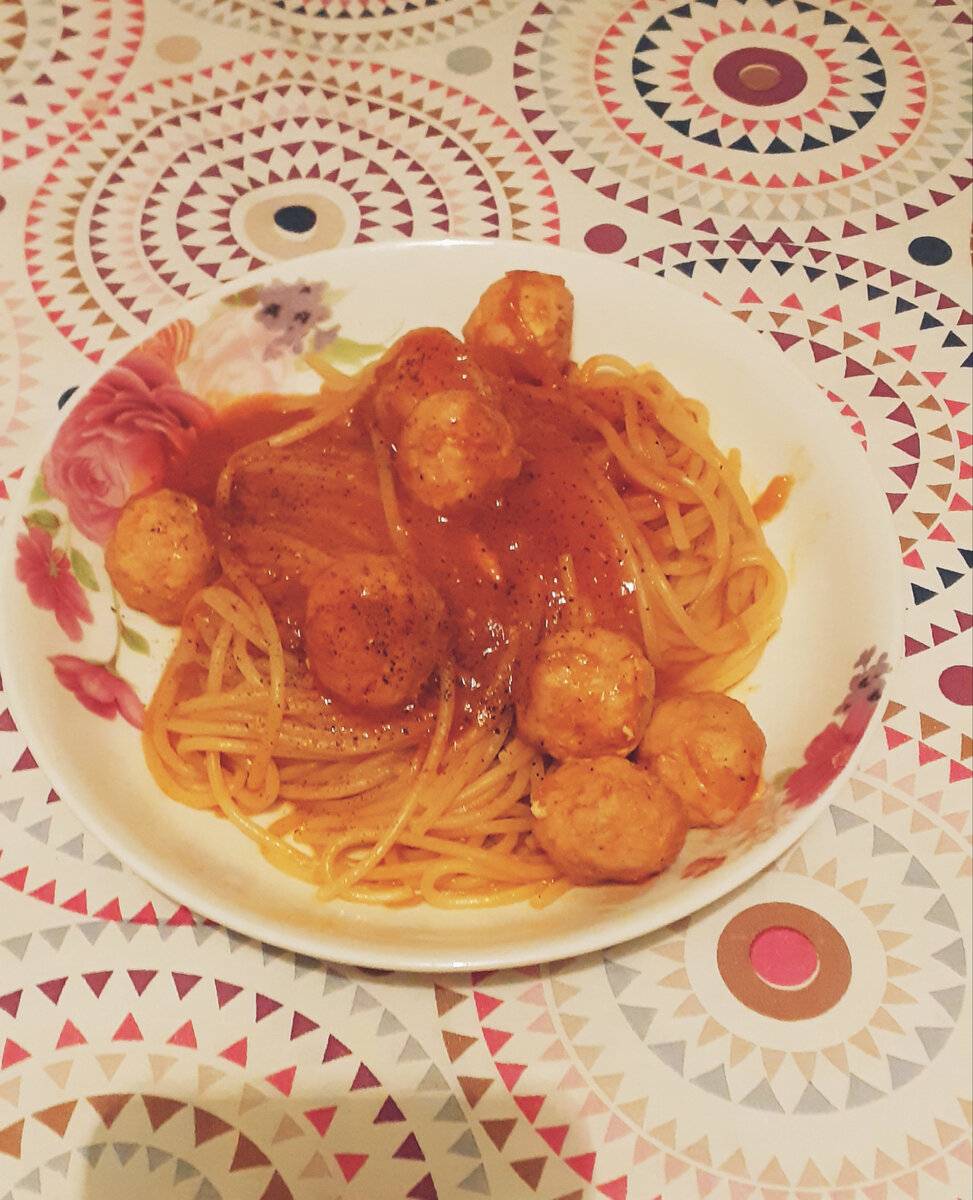 Спагетти с митболами в томатном соусе. Спагетти с тефтелями в томатном соусе. Паста с фрикадельками в томатном соусе. Спагетти с тефтелями в томатном соусе. Спагетти с мясными шариками.