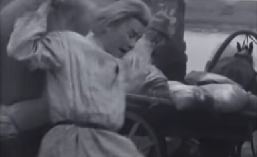 Максим Горький пытается поднять мешок с телеги. Кадр из фильма "По Руси", 1968 г. Фильм "По Руси" - это компиляция ранних рассказов Горького. От оригиналов сильно отличается.