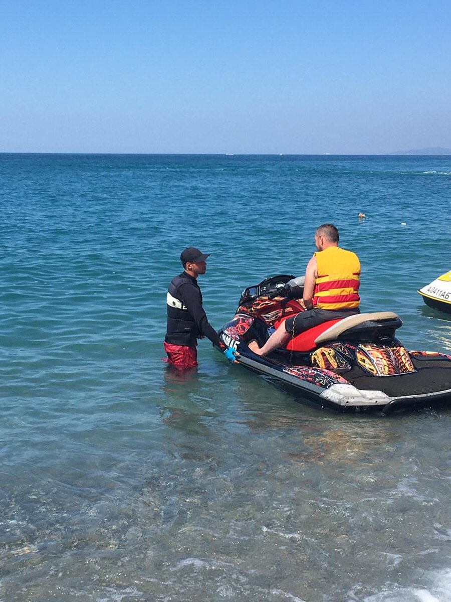 Гонки на скутерах  там по одному и целыми командами