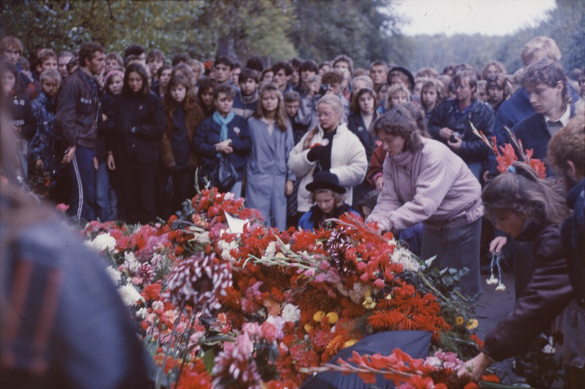 Цой после смерти. Похороны Цоя Виктора в 1990.