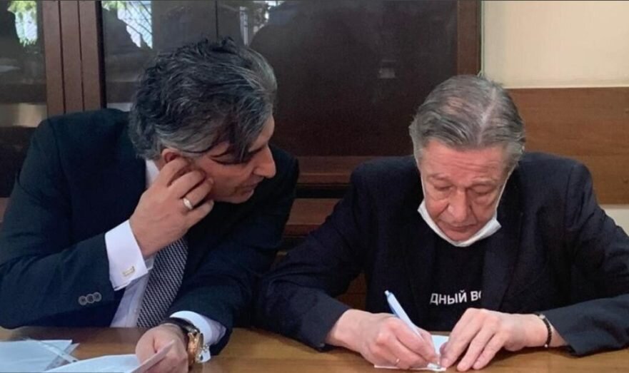 Консультант с копытом и его клиент, угодивший в крайне дурацкую и незавидную ситуацию