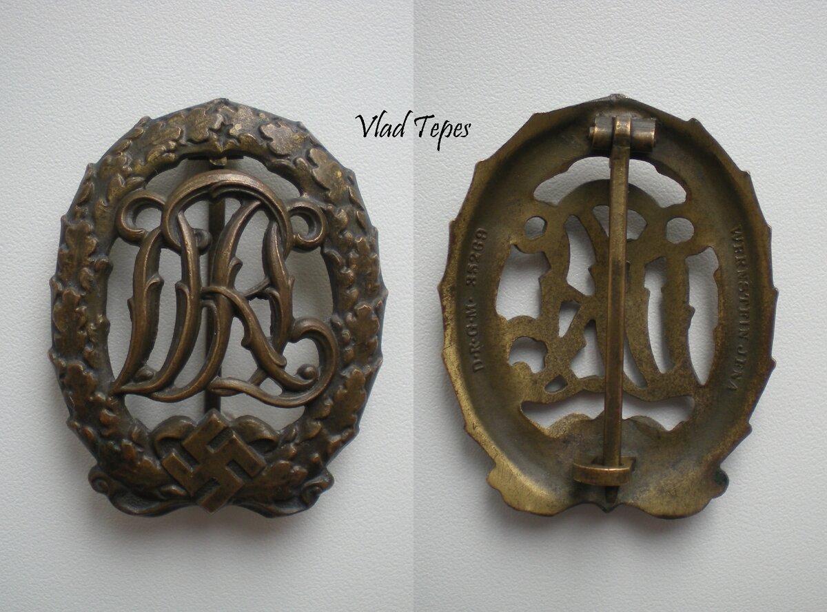 Знак "DRL" 3-й (бронзовой) степени образца 1937 года (в этом году немного изменилось оформление награды - в нижней части дубового венка на бант из лент накладывалось изображение свастики). Произведён фирмой "Wernstein" в городе Йена (номер патента 35269 в системе D.R.G.M. - Deutsches Reichs Gebrauchs Muster). Фото автора
