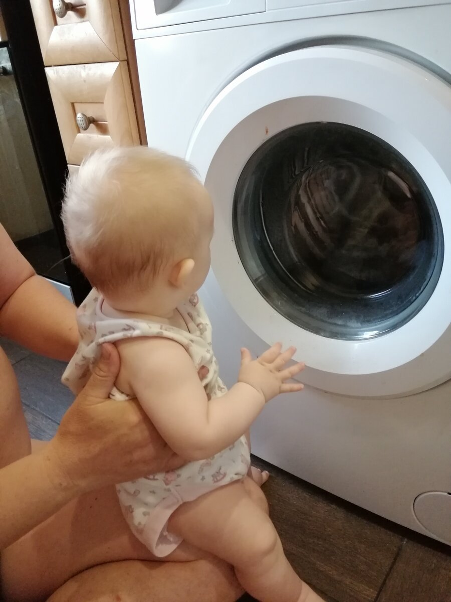 Изучает принцип работы стиралки