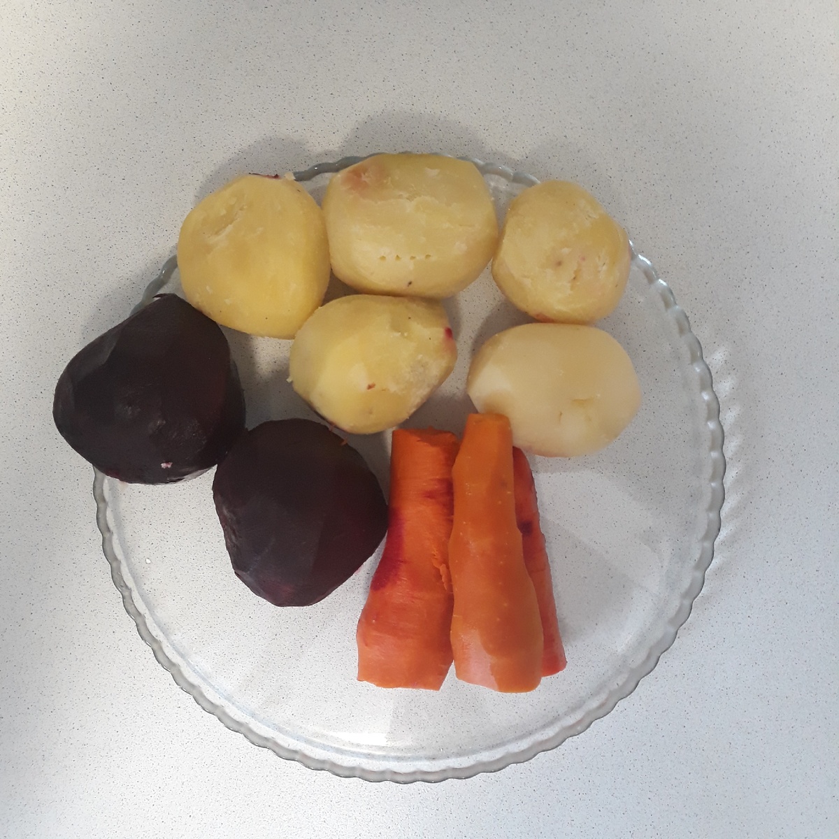 ИНГРЕДИЕНТЫ картофель 4-5 шт, свекла 2 шт, лук 1 шт ,сельдь 1шт, пакетик майонеза	