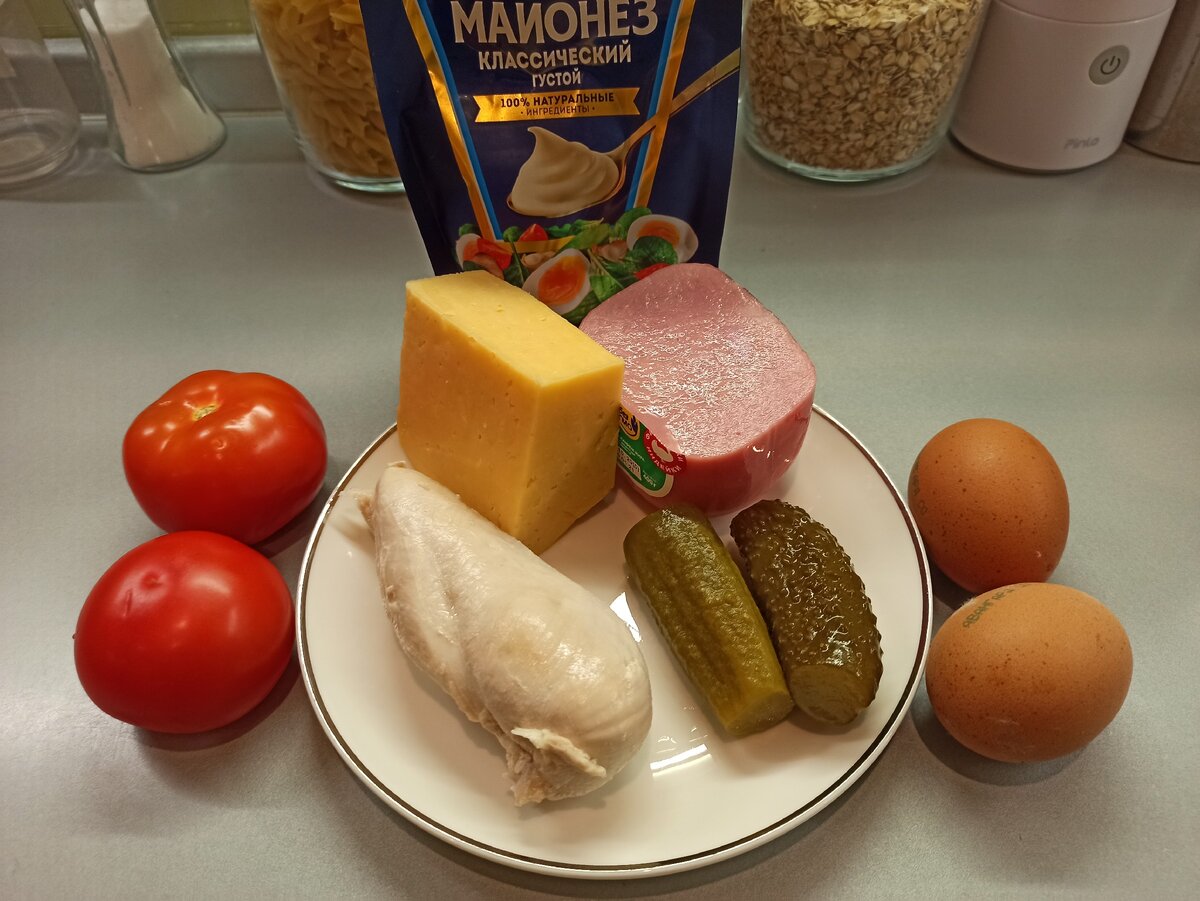 Куриное филе, ветчина, яйца куриные, помидоры, огурцы маринованные, сыр, майонез, соль по вкусу