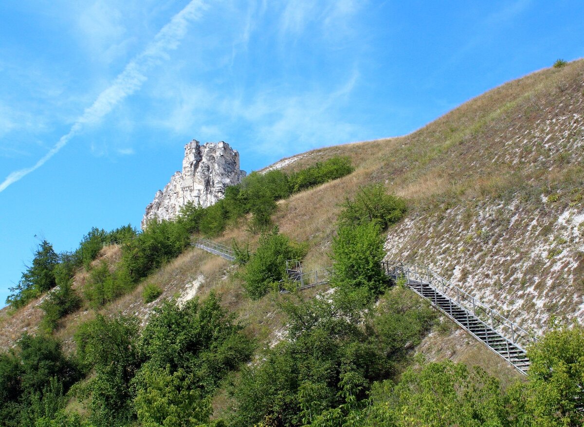 Храм Сицилийской иконы Божией Матери в Больших Дивах.Большие Дивы, внизу - река Тихая Сосна.