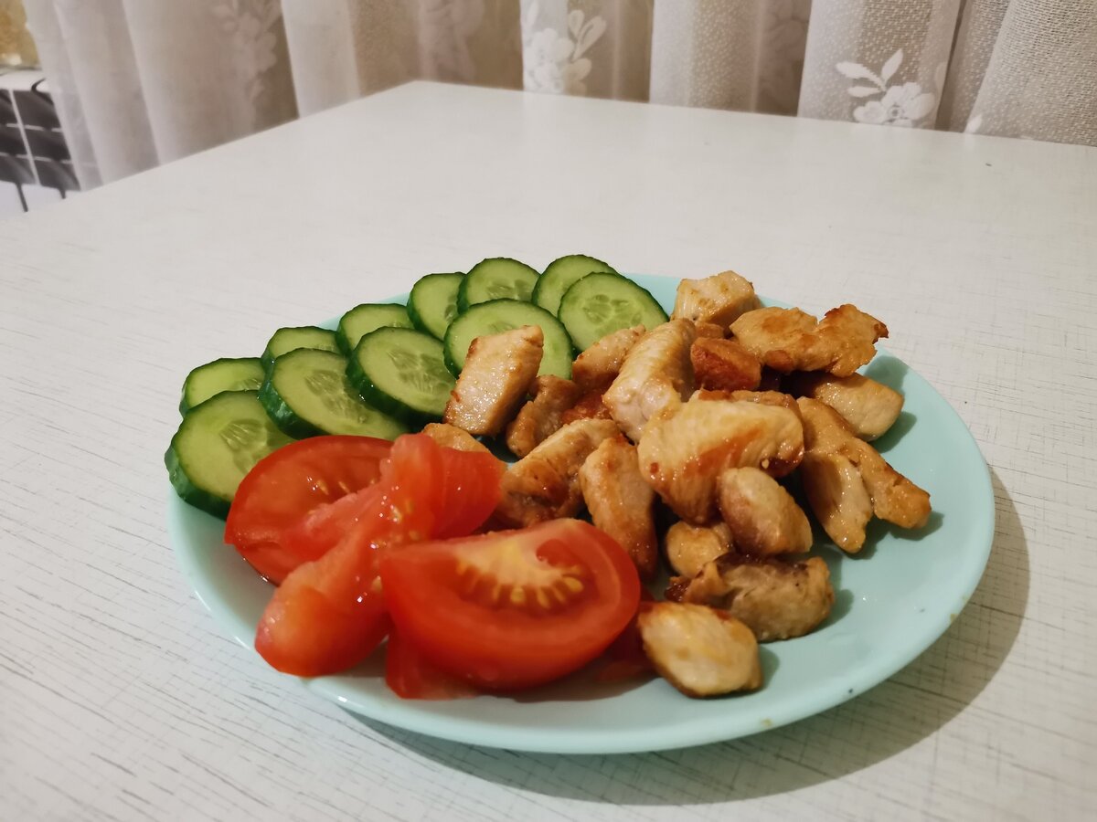 Жареная куриная грудка и нарезанные овощи