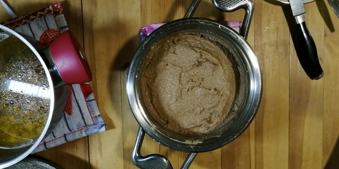 Все жарят, а я отвариваю – куриную печень, для нежнейшего домашнего паштета. Улетает за считанные минуты, иногда и без хлеба