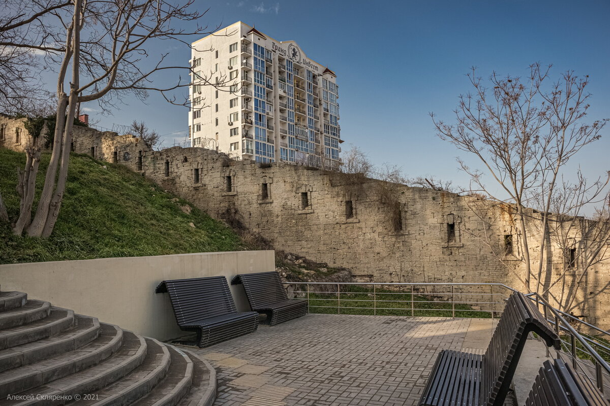 Севастополь. Лестница вдоль стена седьмого бастиона, переулок Крепостной. Снято на Canon M5 + обработка RAW в LightRoom