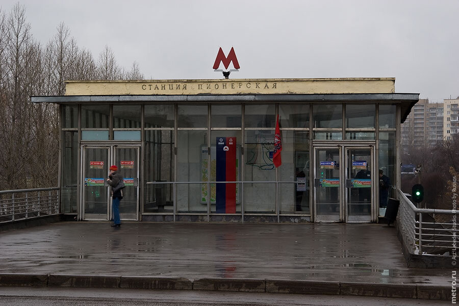 Метро пионерская работает