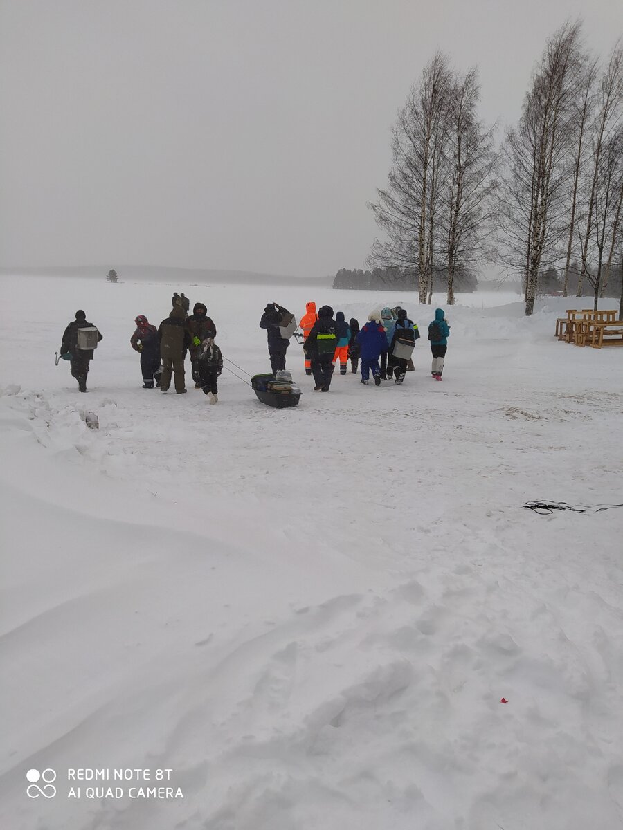 Рыбаки уходят в снежную мглу