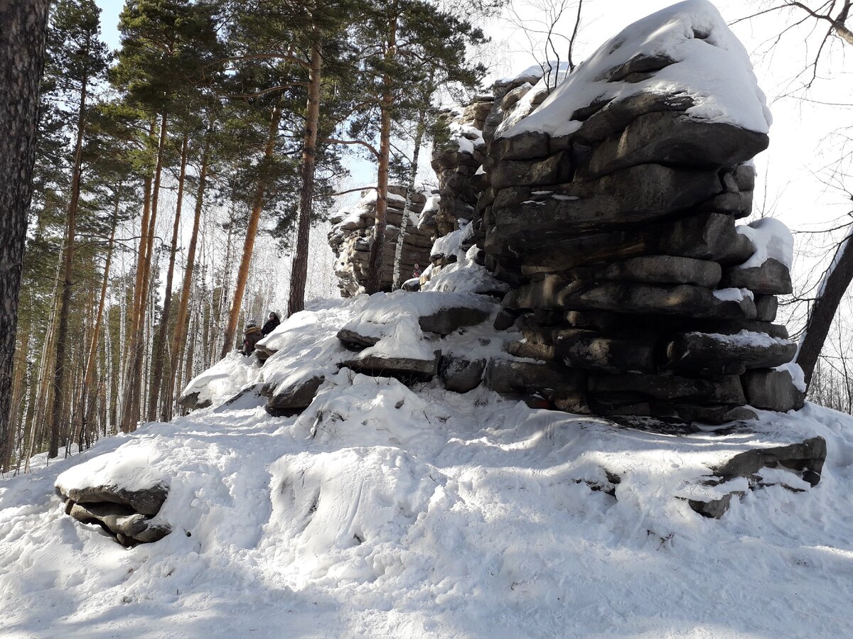 Скалы Петрогром в снегу. Фото автора.