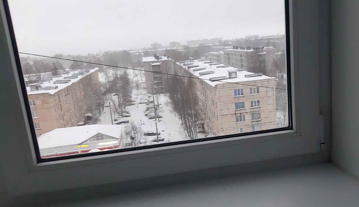 Фото с моей "малой родины". Типичный вид из окна сотен российских городов. Только тут серая дымка за окном, это - не туман и не снегопад, - это настоящий вонючий дым из труб местного комбината. Это одна из причин, почему самые сильные уезжают отсюда за лучшей долей.