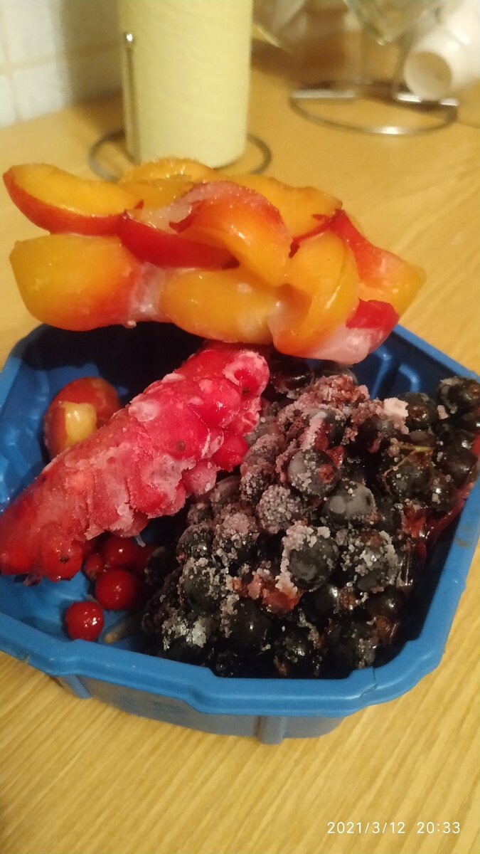 Фото авторское. Ягоды из морозилки на компот.