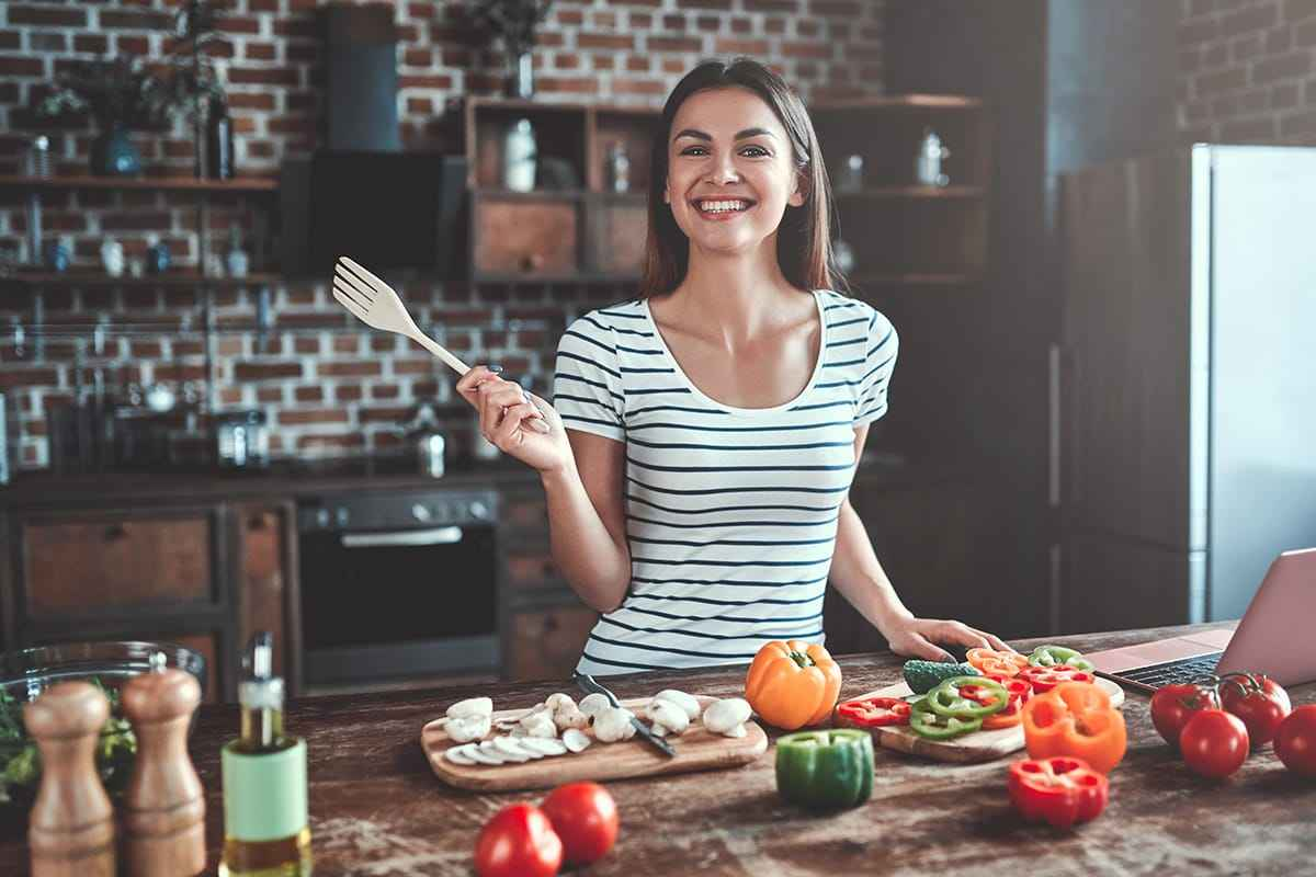 Женщина веган. Картинки женщина веган. Healthy Cooking.