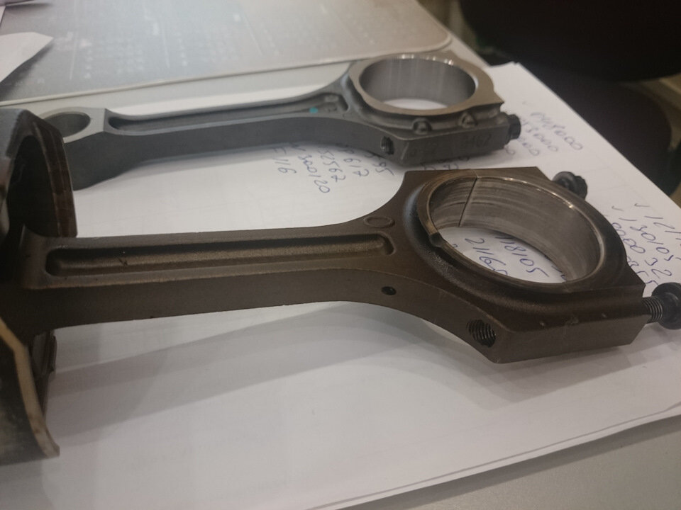 Итак, на первой генерации данного мотора корейцами были установлены шатуны со сверлением (G4KA), также сделано и на 4В11. НА G4KD от сверления, почему-то отказались (Фото взято из Google)