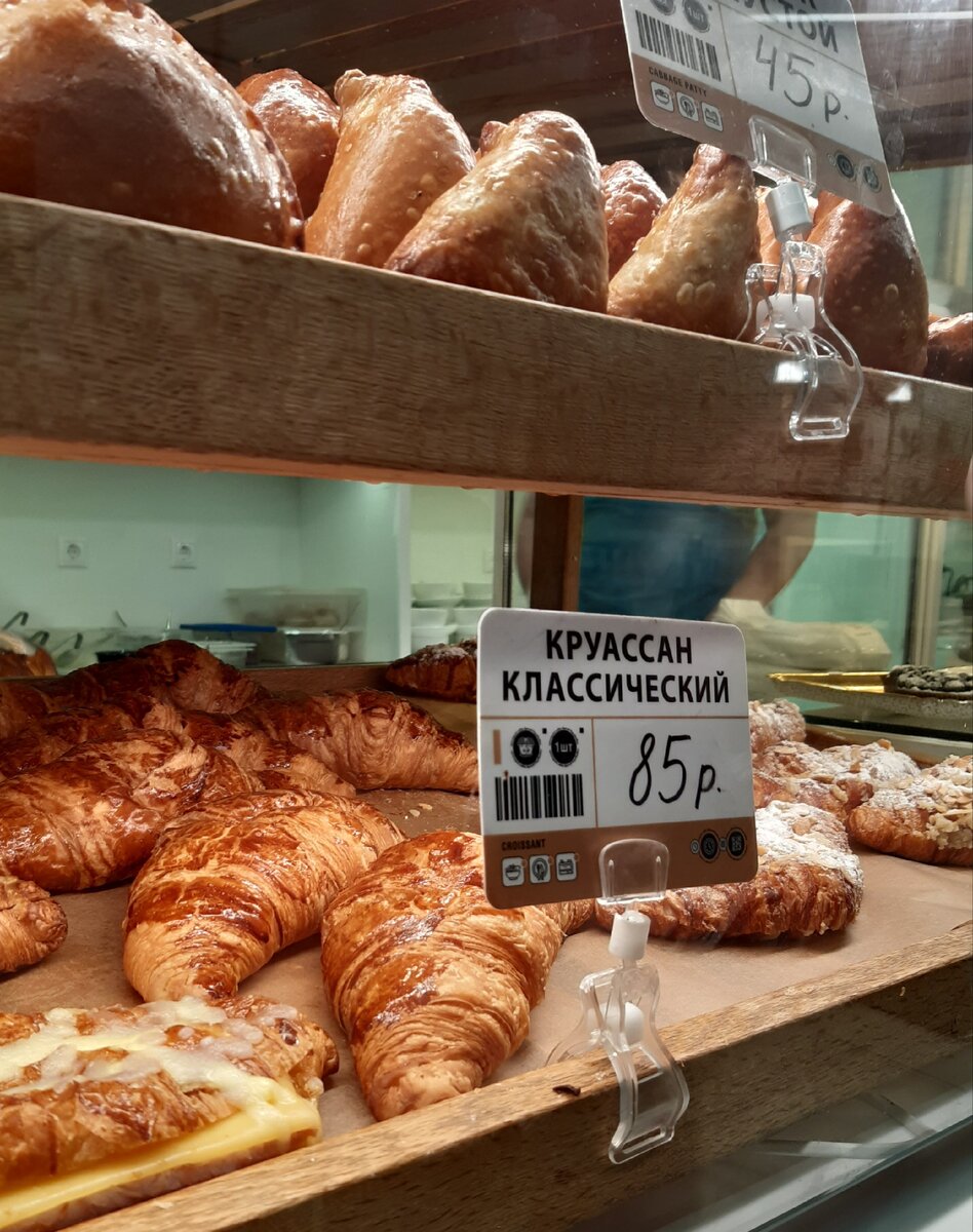 В "Братьях Караваевых", где я подкармливаю детей между уроками, круассанчики есть всегда. Признаюсь, никогда раньше об этом не задумывалась...