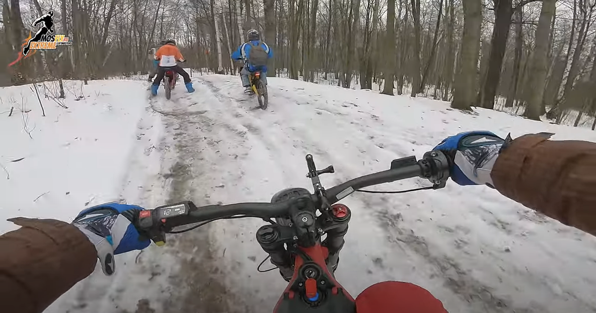 Руль у электропитбайка действительно выглядит по-велосипедному