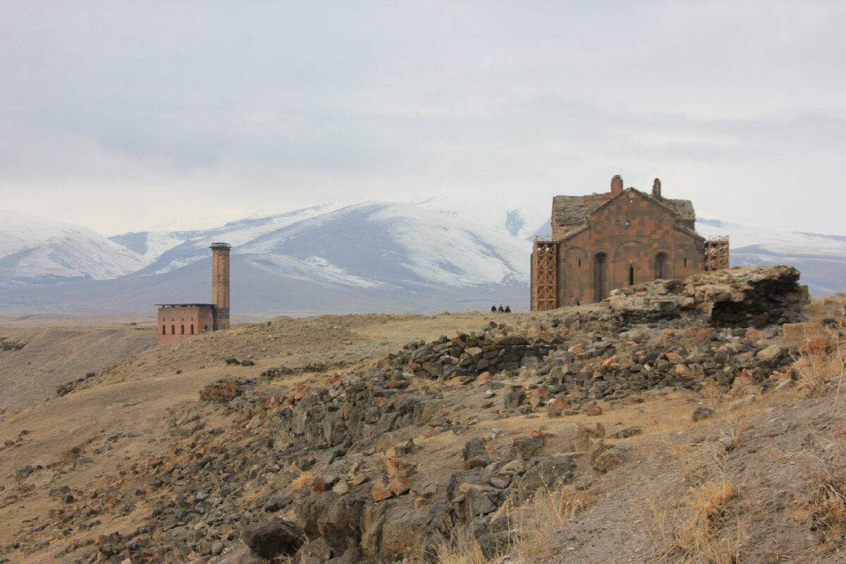 Кафедральный собор и мечеть Манучир.