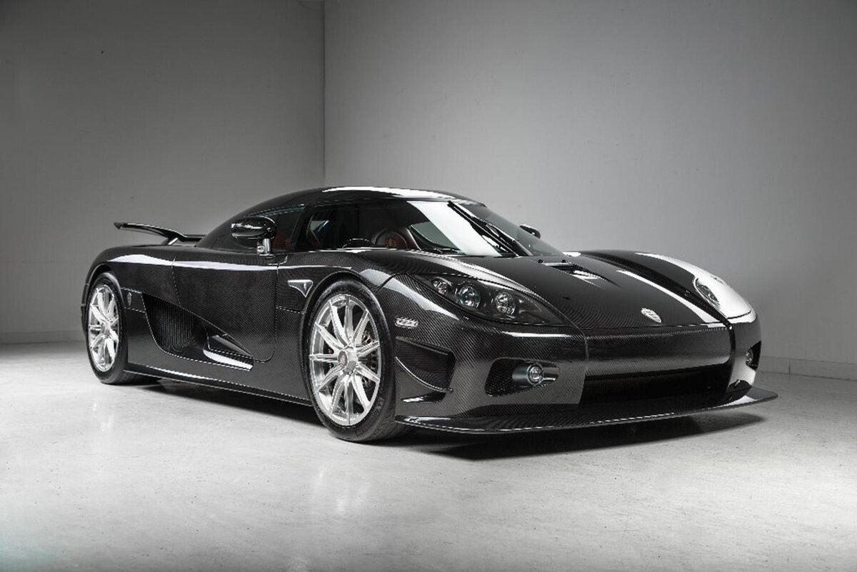 Двигатель Koenigsegg CCXR Edition объёмом 4800 см³ развивает мощность 1032 лошадиных сил, что позволяет автомобилю разгоняться до 100 километров в час за 2.9 секунды и развивать максимальную скорость 402 км/ч.