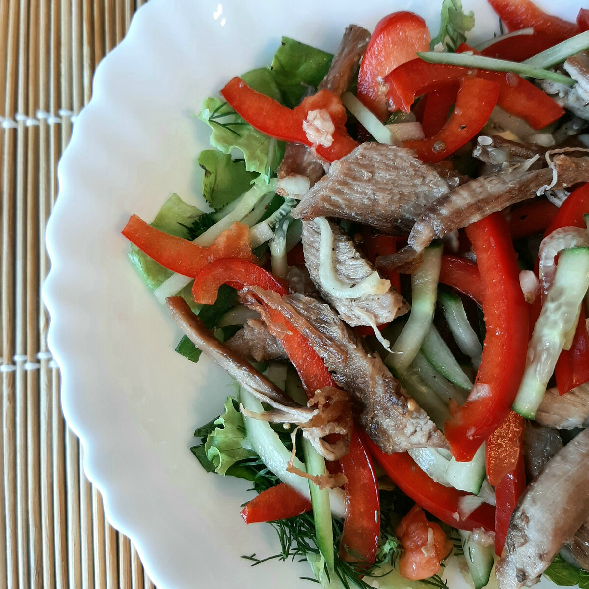 Рецепт: Филе бедра индейки тушеное - с болгарским перцем и оливками