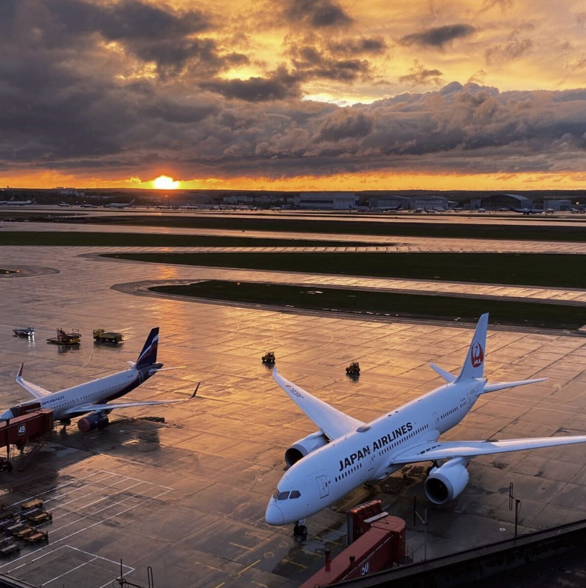 Красивый закат в аэропорту 